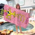 Toalla de playa personalizada con el nombre de un Marsupilami de cola larga, regalo de cumpleaños para un amigo, familia o amigos | Callie × Marsupilami®.