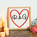 Signo de madera personalizado con iniciales en forma de corazón y soporte Bandeja escalonada Decoración San Valentín Regalo de aniversario para pareja de recién casados