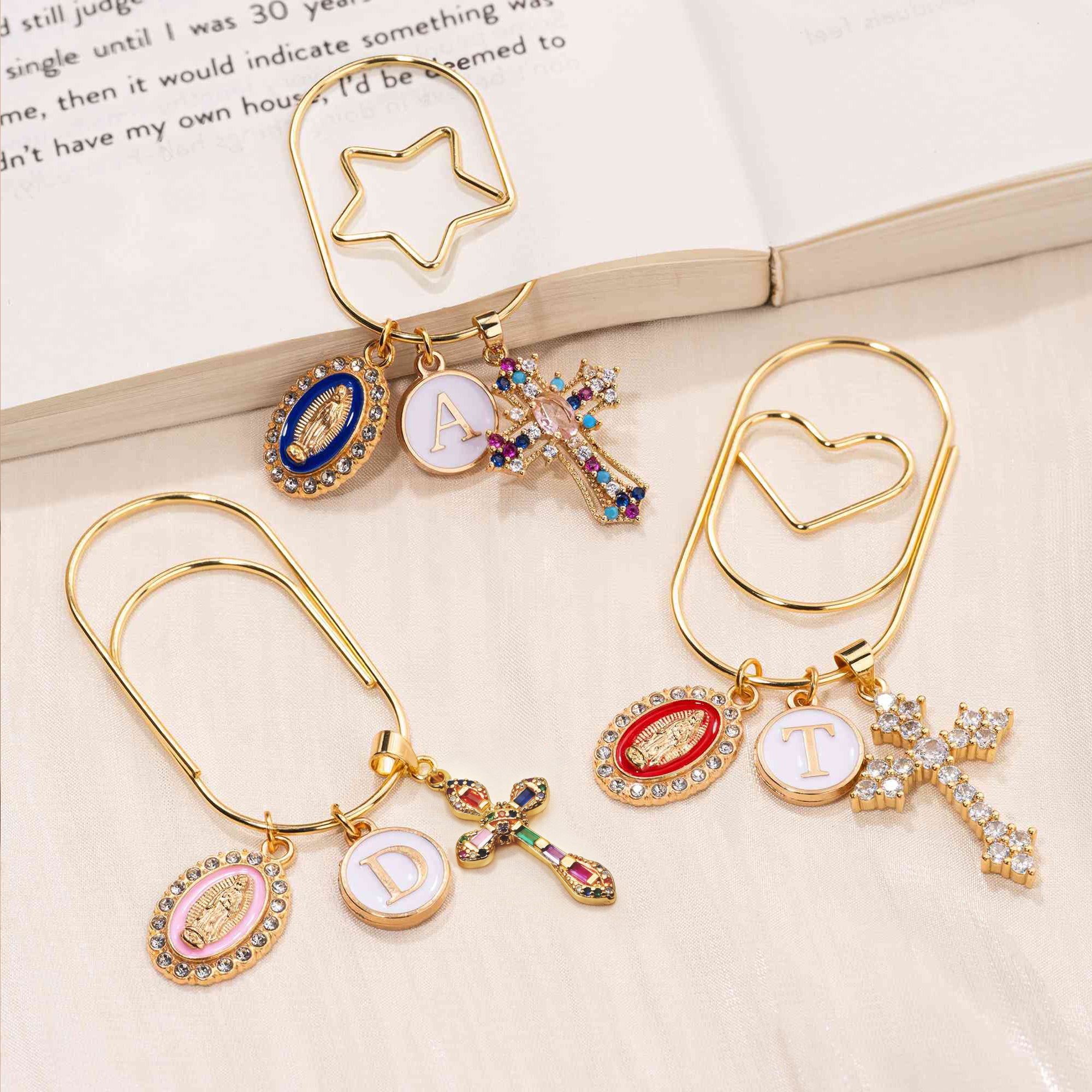 Portapapeles Personalizado Cruz Católica con Inicial Religiosa Bautizo Primera Comunión Regalo para los amantes de los libros Bookworm