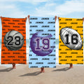 Toalla de playa personalizada de gran tamaño y secado rápido para deportes de pelota retro con nombre Accesorio de vacaciones de verano Regalo de cumpleaños para amigos amantes de los deportes de pelo