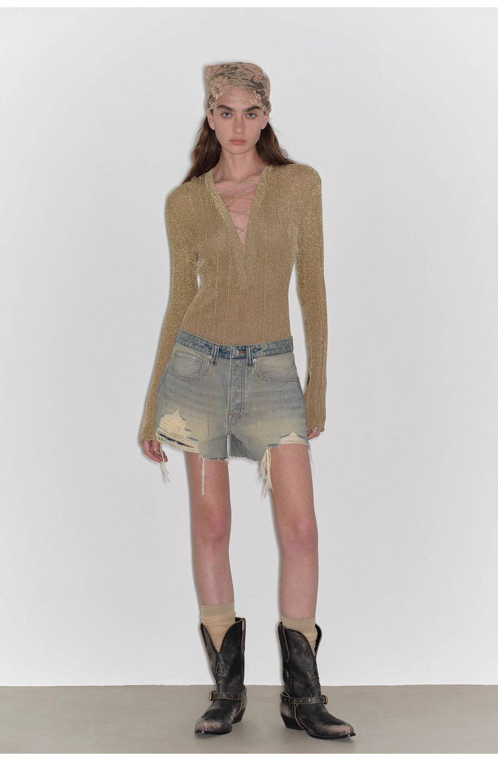 Blue and Pink Rhythm Retro and fashionable A-line silhouette, ripped and slim-fitting denim shorts