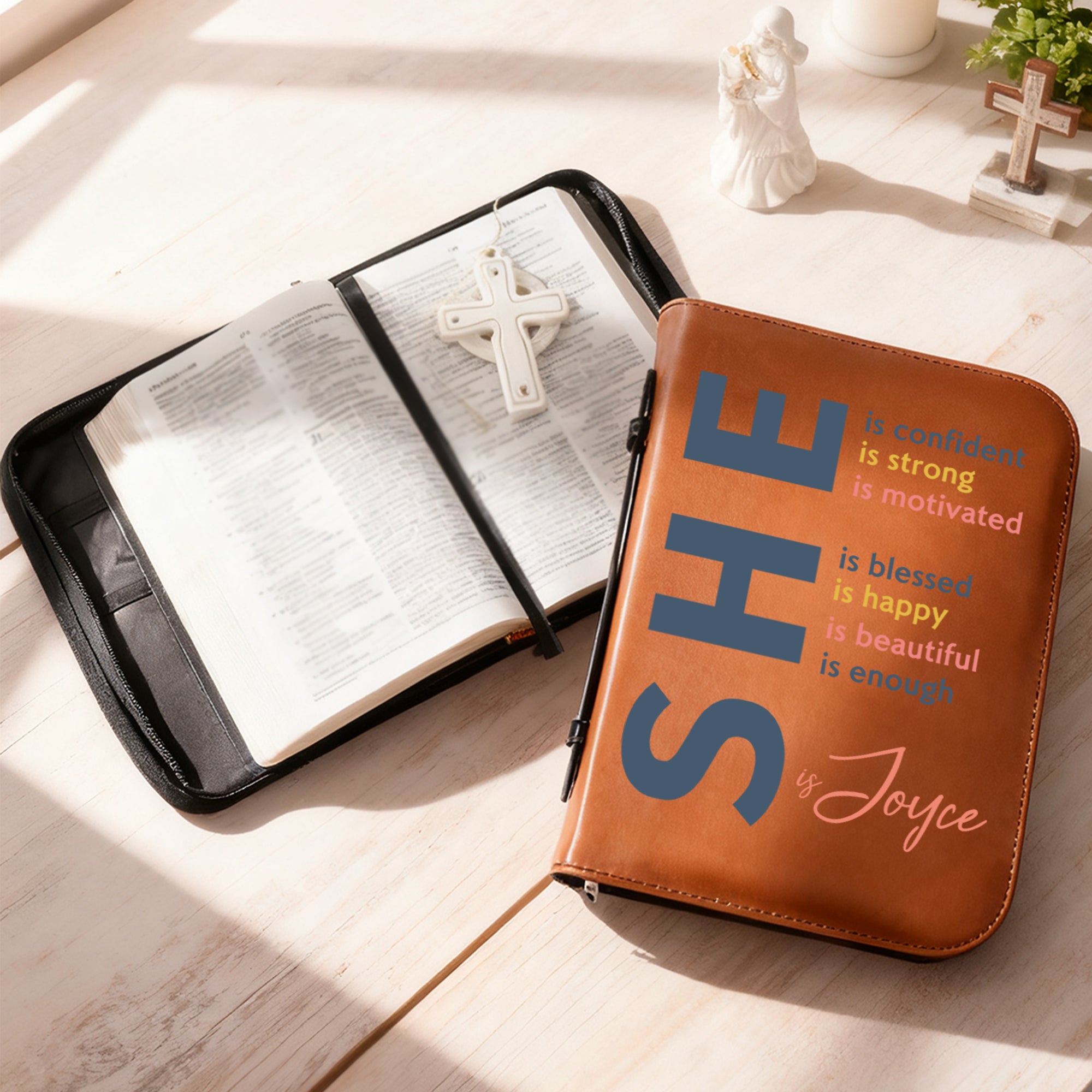Personalizado Ella es Versículos de la Biblia Multicolor PU Leather Book Cover con Nombre Christmas Birthday Baptism Gift for Christian Family Friends