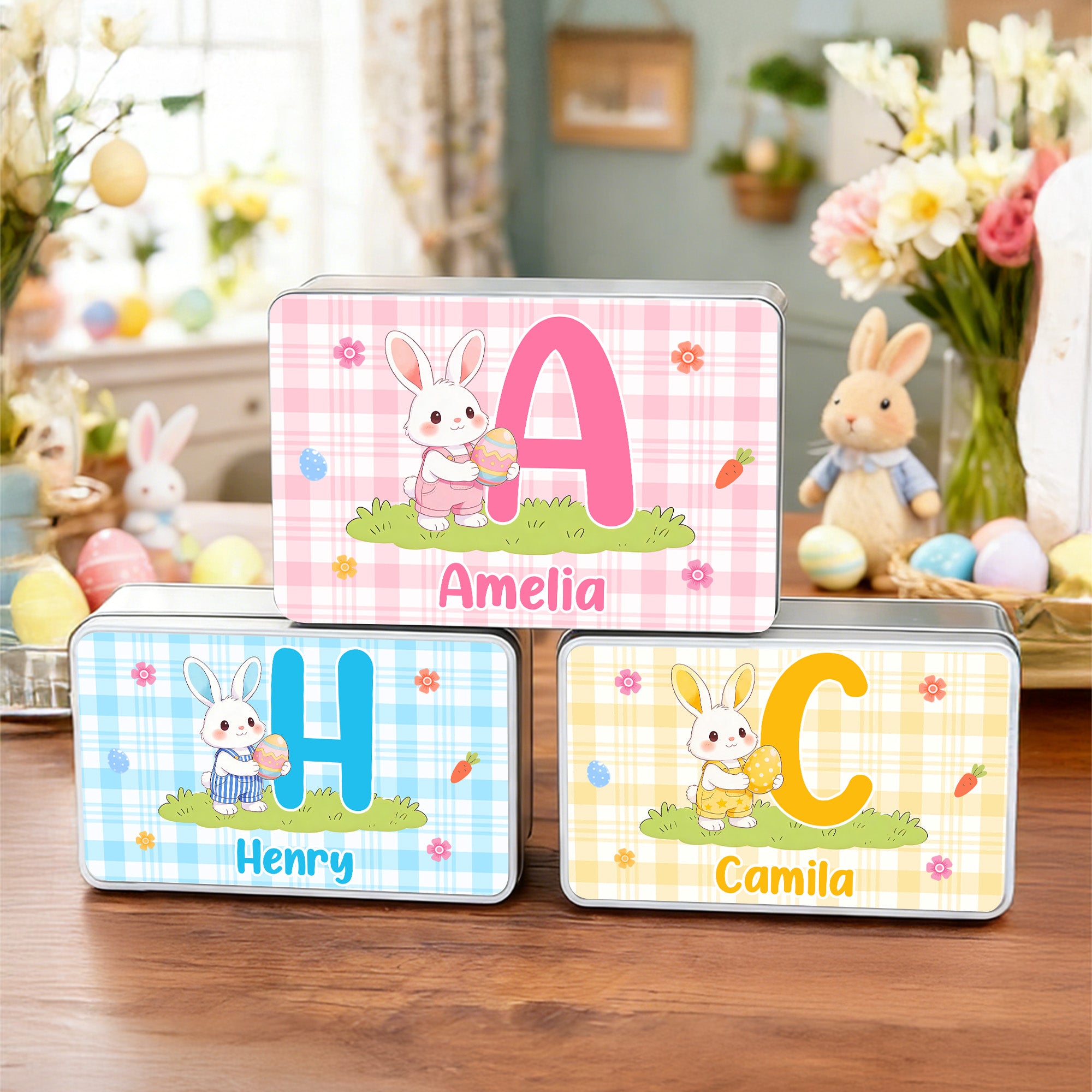 Conejito de Pascua personalizado con huevo de Pascua en la mano Caja de galletas multicolor con nombre e inicial Regalo para fiesta de Pascua para niños