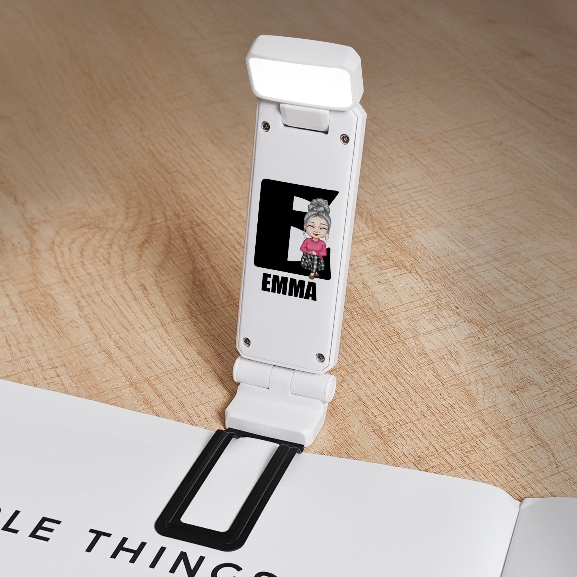 Personalizado Cartoon Character Initial LED Recargable Light Clip con Nombre Accesorios de lectura Regalo de cumpleaños para los amantes de los libros Bookworms