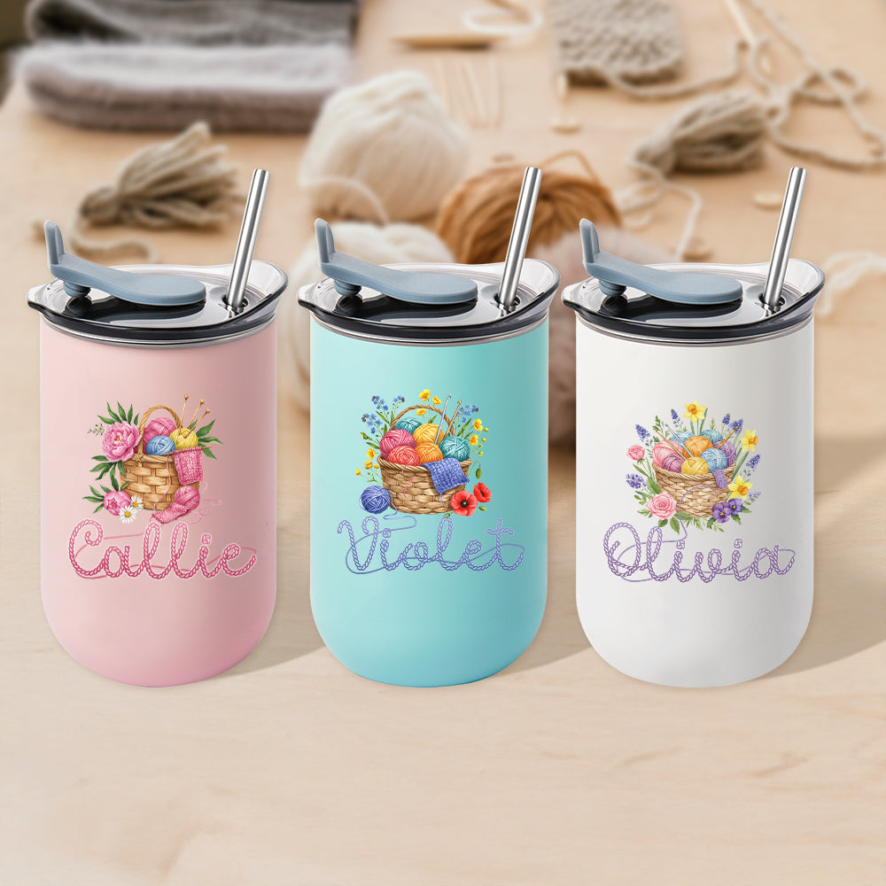 Personalizada Floral Cesta de hilo Nombre 10 oz Vaso de vino con tapa a prueba de fugas y paja Regalo de cumpleaños para Crocheter Knitting Lovers