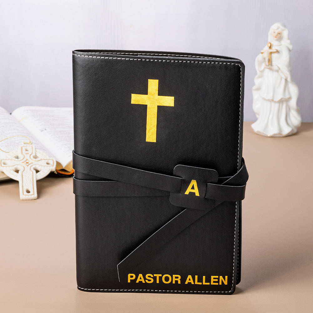 Personalizada Cruz de Oro PU Cuaderno de cuero de la correa con la inicial y el texto de bautismo religioso regalo de cumpleaños para el pastor cristiano