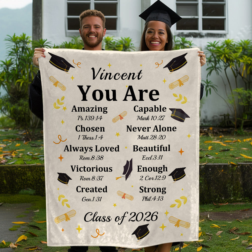 Gorro de Graduación Personalizado Capitulo de la Biblia Manta Suave con Nombre y Año Decoración del Hogar Graduación Regalo Inspirador para Graduados Cristianos