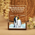 Personalizada Cuando los pingüinos encuentran a su pareja permanecen juntos Luz de noche acrílica con nombres y base de madera Regalo de aniversario de boda para pareja