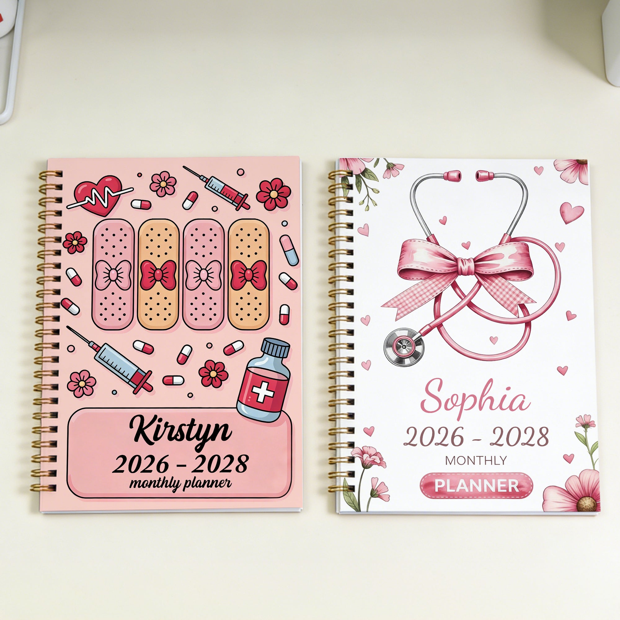 Planificador personalizado de dibujos animados de dispositivos médicos 2026-2028 Cuaderno de espiral con páginas de planificación semanal mensual Regalo de cumpleaños para enfermera doctora