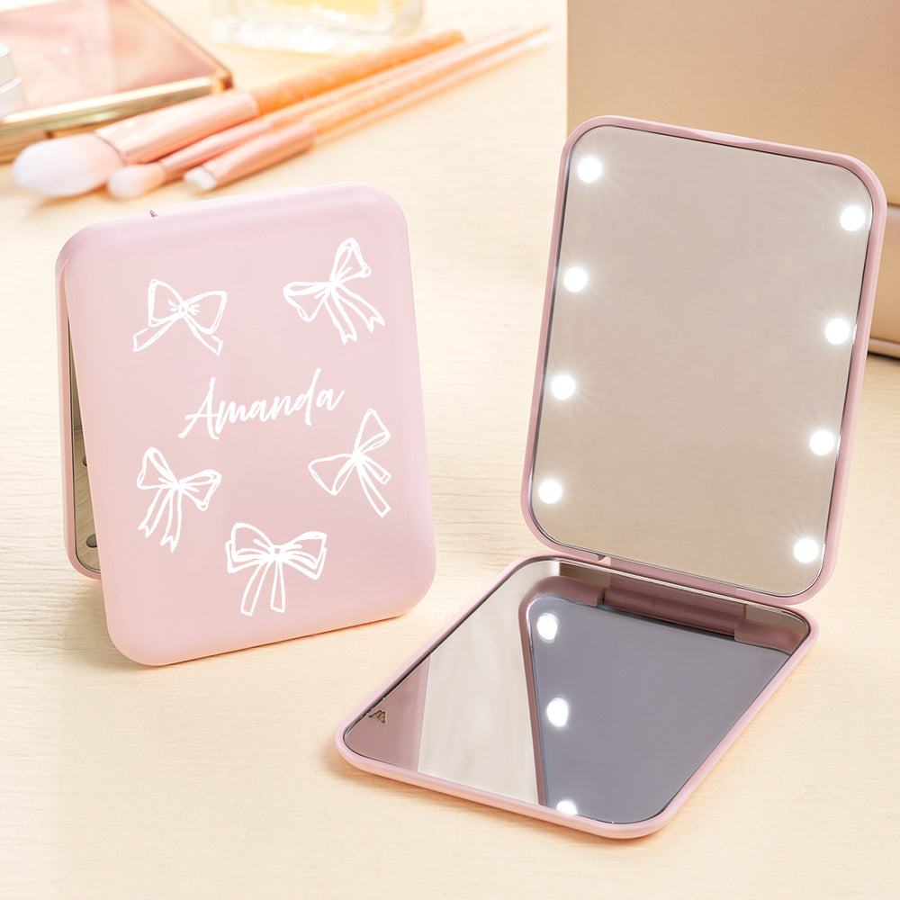 Lazo personalizado LED de doble cara plegable Espejo de maquillaje compacto con nombre Accesorios de viaje Regalo de cumpleaños para mujeres Niñas