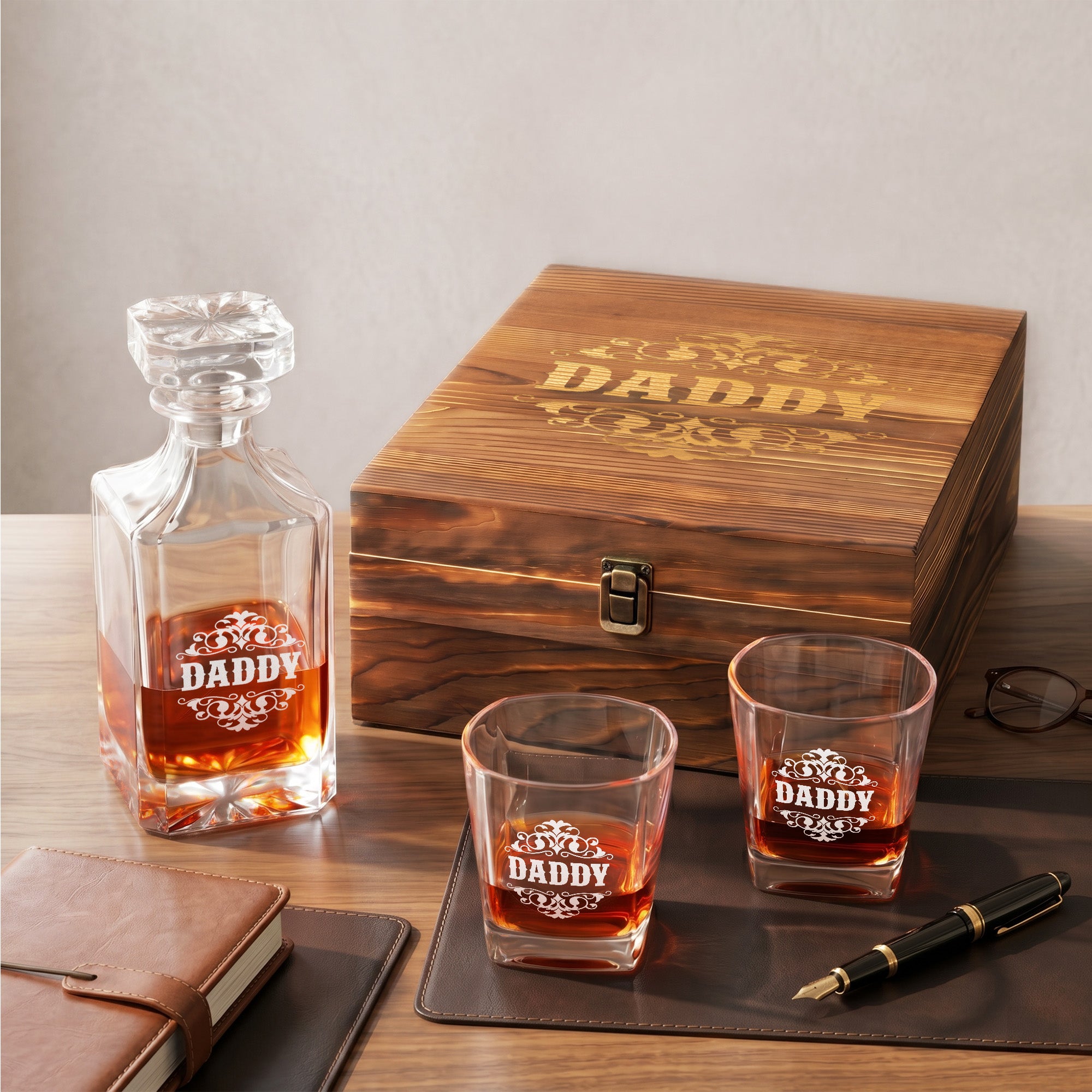 Decantador cuadrado de whisky con corona retro personalizado 4 copas con título Cumpleaños Aniversario Día del Padre Regalo para papá