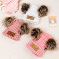 Gorro personalizado con dos suaves pompones y parche de piel con el nombre Regalo de Navidad para bebé en Baby Shower