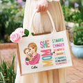 Bolsa de yute grande reutilizable con nombre personalizada She is Mom Cartoon Character Bible Verse Regalo de bautizo para mamá en el Día de la Madre