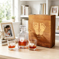 Personalizado Baby Footprint Whiskey Decanter 2 Copas Caja Set con Texto y Fecha Cumpleaños Aniversario Día del Padre Regalo para Hombres Amigos