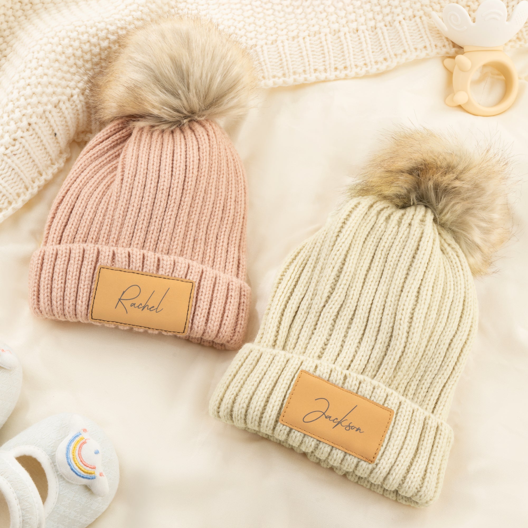 Gorro personalizado multicolor con pompones y nombre en piel de 2 meses a 5 años Regalo de Baby Shower para bebés y niños pequeños