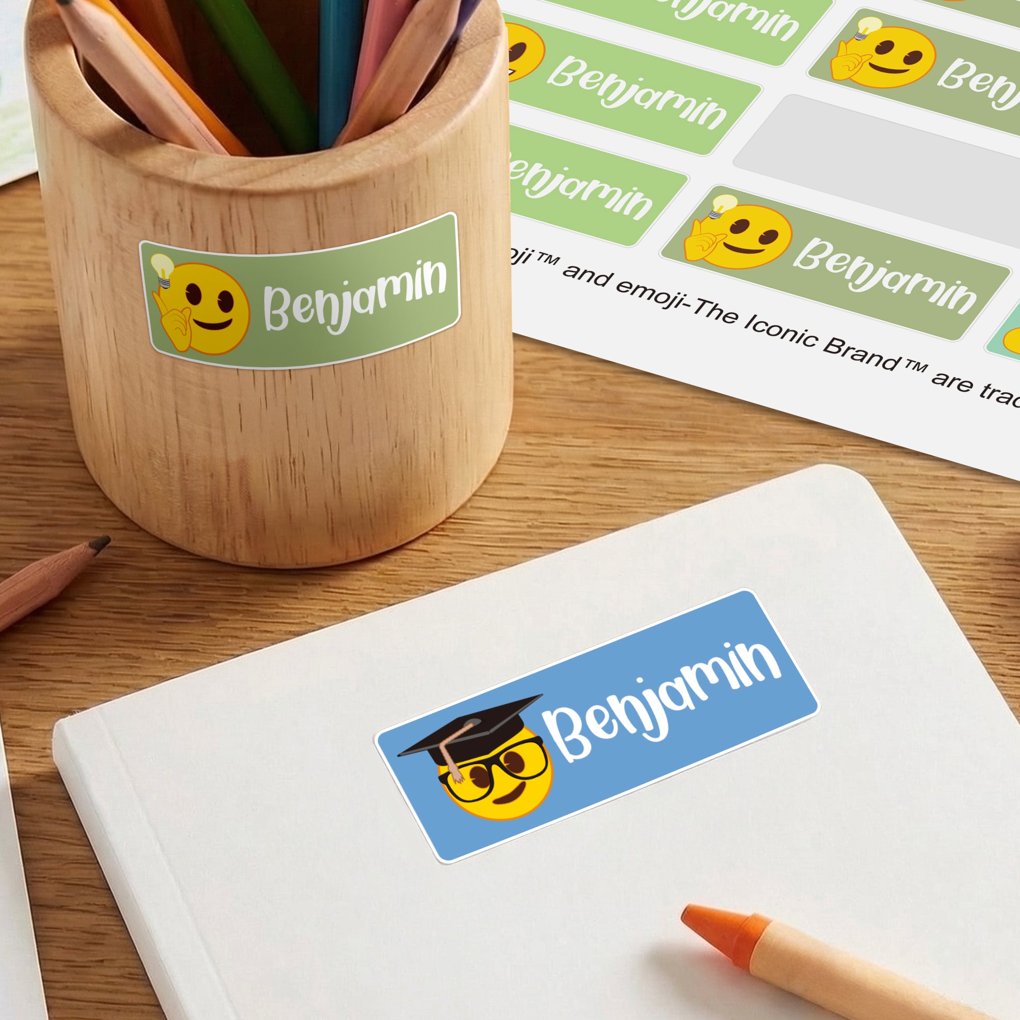 Juego personalizado de 2 pegatinas impermeables con nombre de escena emoji juguetón de vuelta al cole regalo de cumpleaños para niños | Callie × emoji ™.