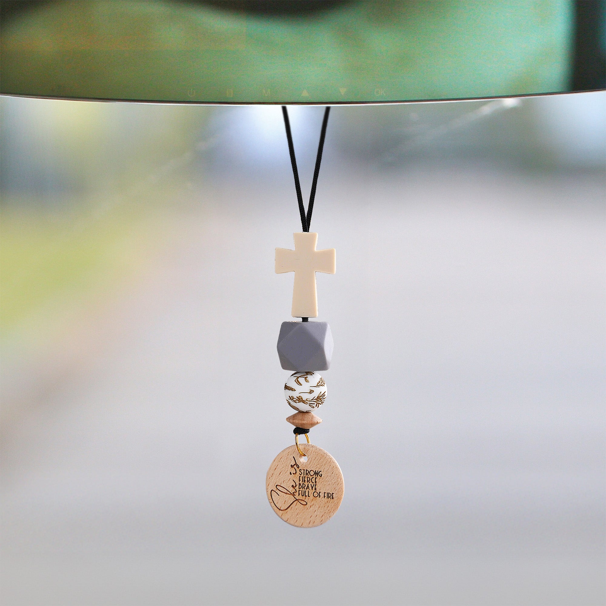 Cruz de silicona personalizada de madera de haya Adorno para colgar en el coche con texto grabado Accesorios de coche Oración Fe Regalo para Cristiano