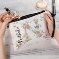 Bolsa de maquillaje portátil con nombre y correa para la muñeca Accesorios de viaje personalizados Acuarela Floral Inicial Regalo de cumpleaños de dama de honor para mujer
