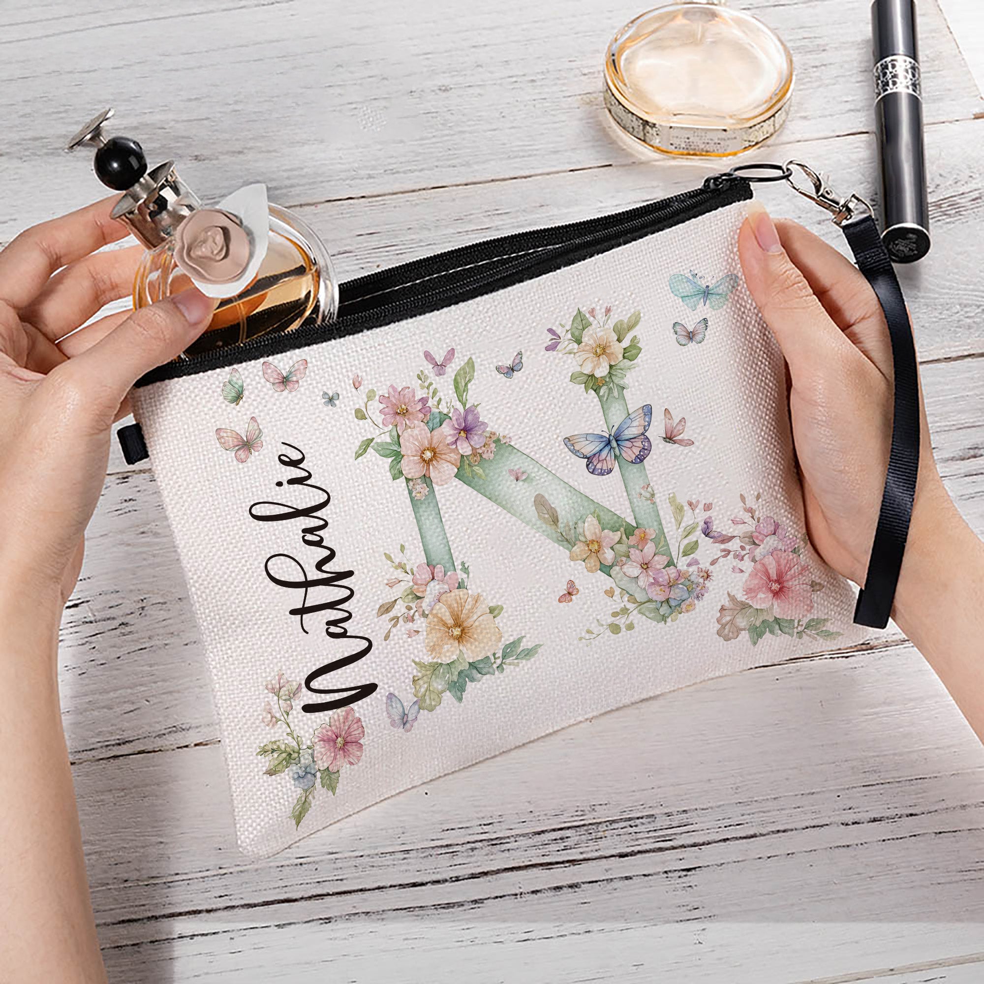 Bolsa de maquillaje portátil con nombre y correa para la muñeca Accesorios de viaje personalizados Acuarela Floral Inicial Regalo de cumpleaños de dama de honor para mujer