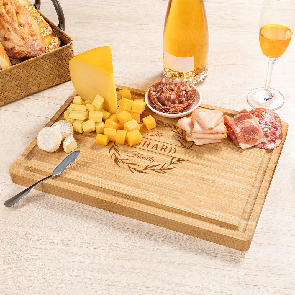 Tabla para cortar embutidos de bambú FSC con monograma grabado y ranura para zumo Decoración de hogar Regalo de boda para pareja Familia