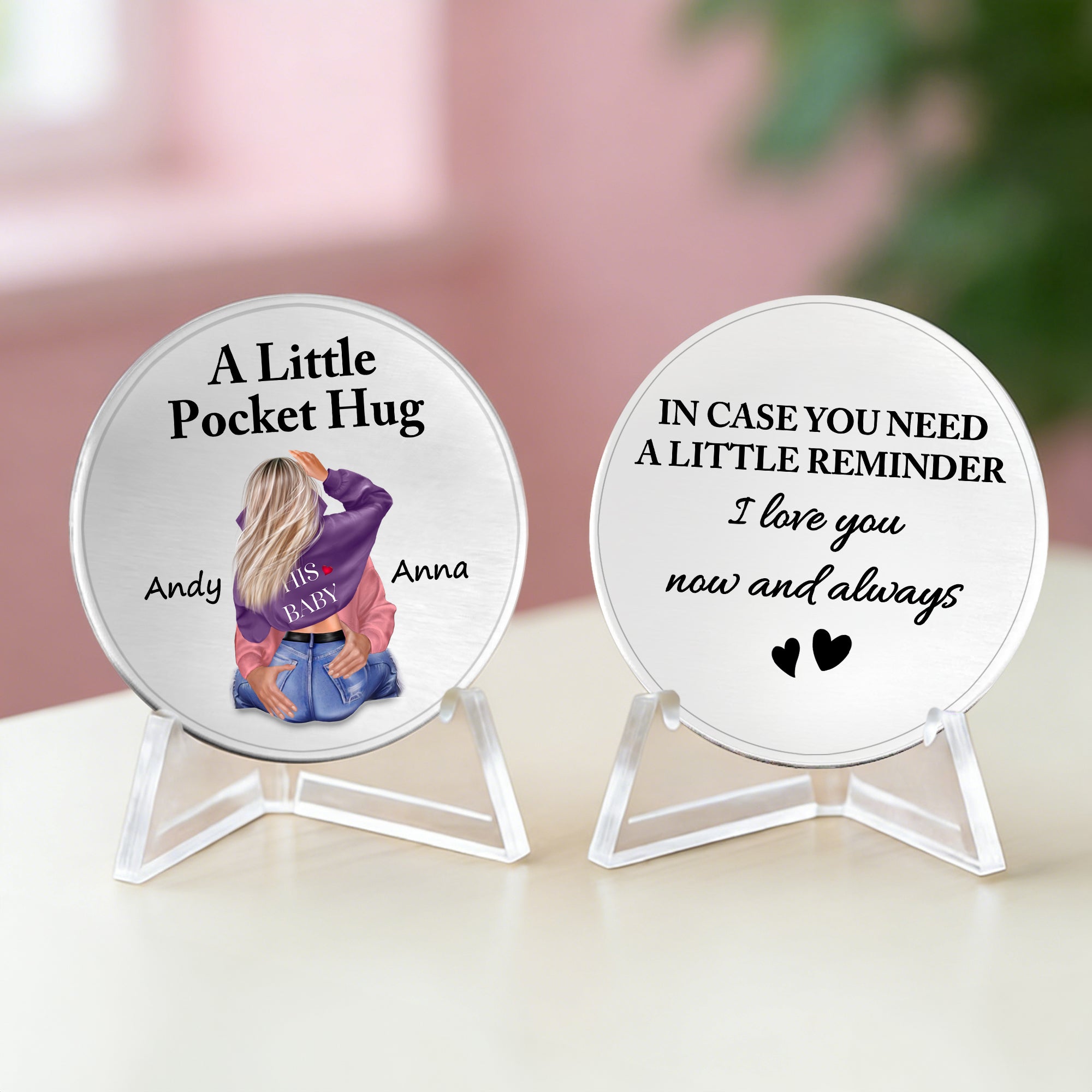 Un pequeño abrazo de bolsillo personalizado Cartoon Couple Character Coin con nombre y soporte de exhibición Día de San Valentín Regalo de aniversario para la pareja
