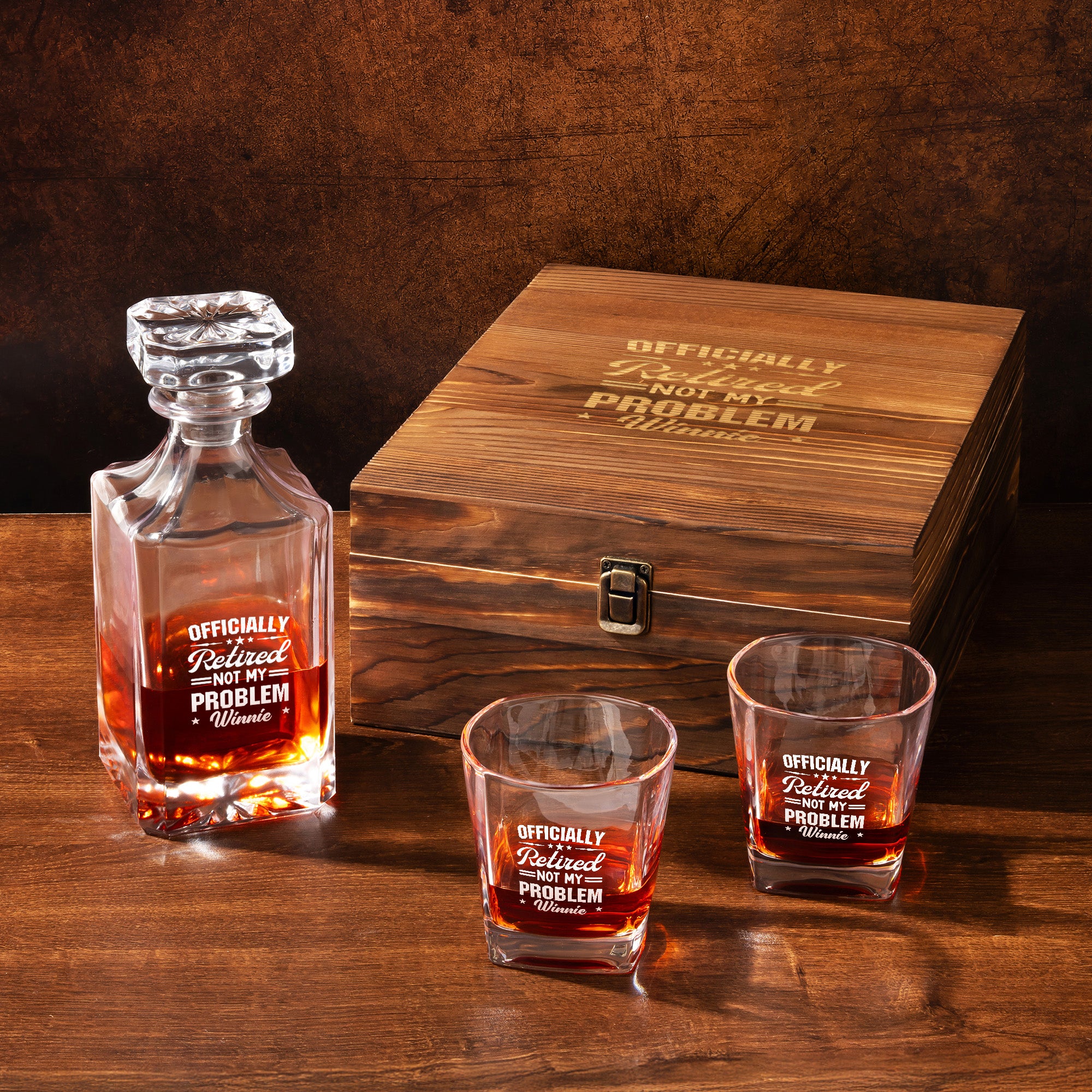 Decantador de whisky y 4 copas personalizados con nombre y caja de madera para guardar, retirados oficialmente Not My Problem Regalo de jubilación para hombres amantes del whisky