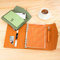 Monograma personalizado A6 A5 cuaderno de cuero pluma Set con titular de la tarjeta y el teléfono móvil de almacenamiento de capa 90 Páginas Cumpleaños Regalo de empresa para el empleado