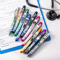 Personalizado Cartoon Character Glitter Medical Portable LED Pen Light con Nombre Semana de la Enfermera Apreciación Cumpleaños Regalo para el personal médico de la enfermera del doctor