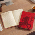 Personalizado Auspicioso palabra caballo de estilo chino A5 PU diario de viaje de cuero con el nombre de uso diario de regalo de negocios para el colega estudiante amigo