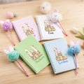 Cuaderno de espiral personalizado A5 con iniciales florales de conejito y set de bolígrafo Pom Puff con nombre para uso diario Regalo de Pascua para niños y niñas