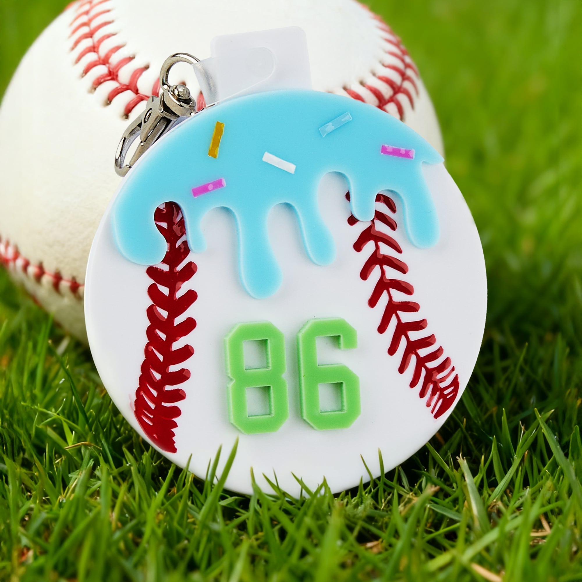 Llavero personalizado de helado de béisbol de goteo con el número de cumpleaños del equipo de regalo para el entrenador de béisbol amante del compañero de equipo