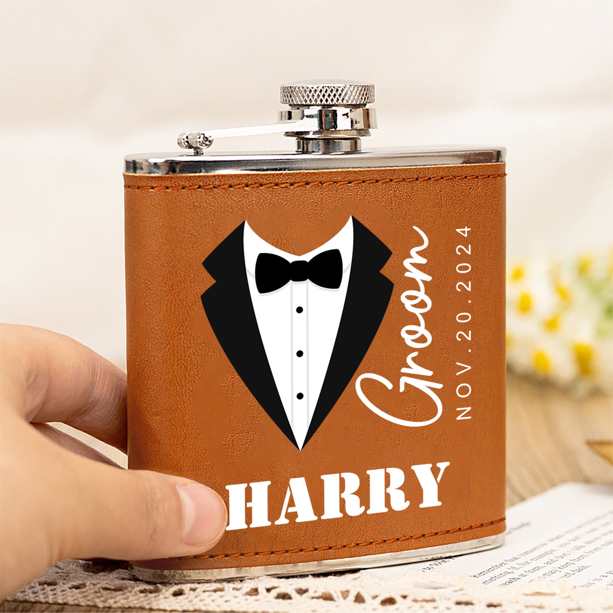 Personalizada de dibujos animados traje formal 6 oz PU tapa de cuero Hip Flask con el nombre y la fecha de regalo de boda para Groomman novio