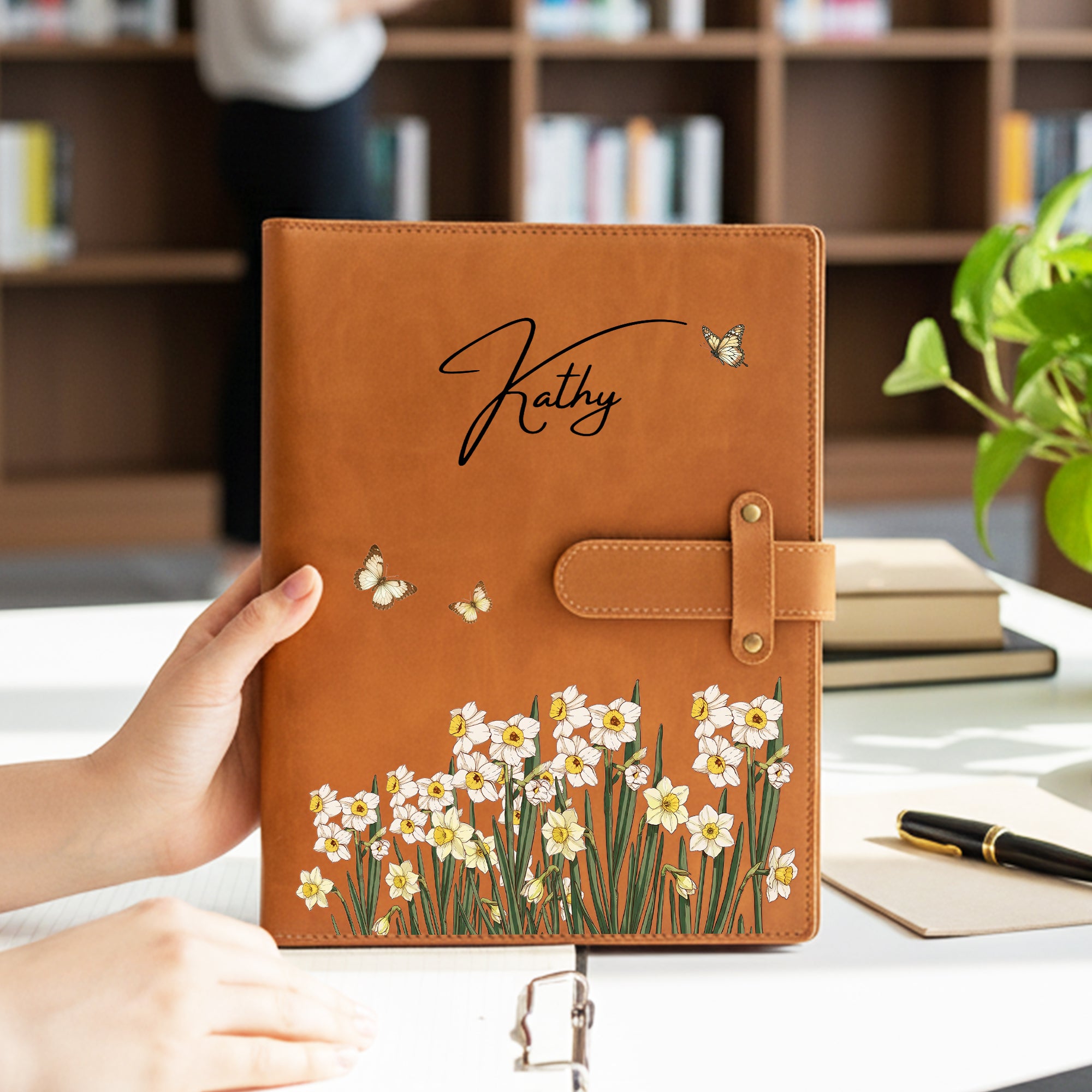 Personalizado Nacimiento Flor Mariposa PU Cuero A5 Cubierta del cuaderno con el nombre Uso diario de viaje Cumpleaños Día de la Madre Regalo para Mujeres Escritores Artistas