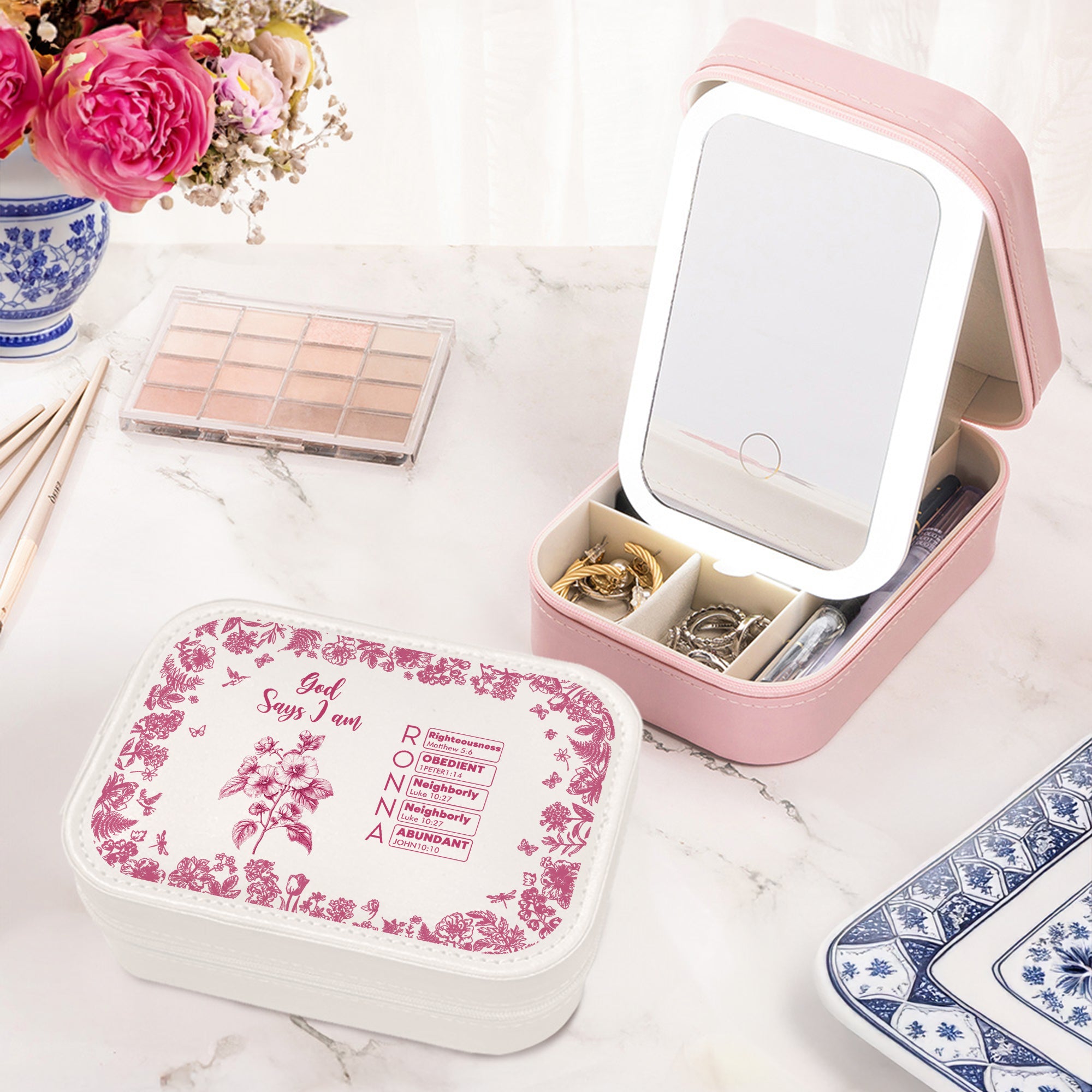 Personalizada Toile De Jouy Nacimiento Flor Biblia Capítulo Nombre PU Joyero de cuero con LED Espejo de maquillaje Cumpleaños Regalo de Navidad para las mujeres cristianas
