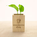 Maceta de madera personalizada con nombre y texto en conmemoración por la pérdida de una mascota