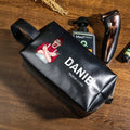Personalizado Peluquería Cartoon Personaje PU Bolsa de aseo de cuero con el nombre y el texto Accesorios de viaje Apertura Regalo de cumpleaños para el hombre Peluquería