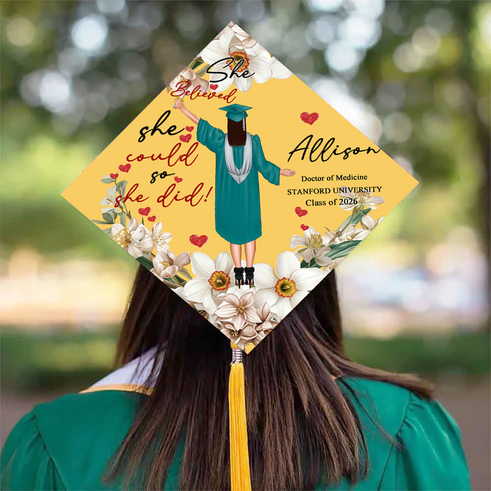 Personalizado She Believed She Could So She Did Birth Flower Cartoon Graduation Cap Topper Decoration with Name and Year Graduation Gift for Women