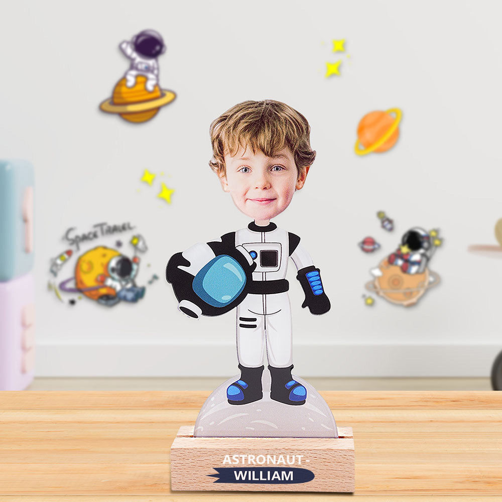 Personalizado Lindo Dibujos animados Astronauta Cara Foto Ornamento con Nombre y Base de Madera Guardería Decoración del Hogar Cumpleaños Regalo para Niños
