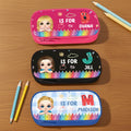 Estuche de lápices de doble capa con inicial del nombre de un niño de dibujos animados personalizado Regalo de cumpleaños de vuelta al cole para niños y niñas