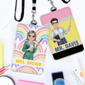 Personalizado Cartoon Character Rainbow Pencil Bow Graffiti ID Badge Holder con Nombre Teacher's Day Back to School Birthday Gift for Teachers