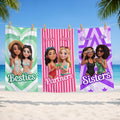 Toalla de playa personalizada de rayas con el nombre de un personaje de dibujos animados y diseño fotográfico de secado rápido Regalo de cumpleaños esencial para la hermana de una amiga