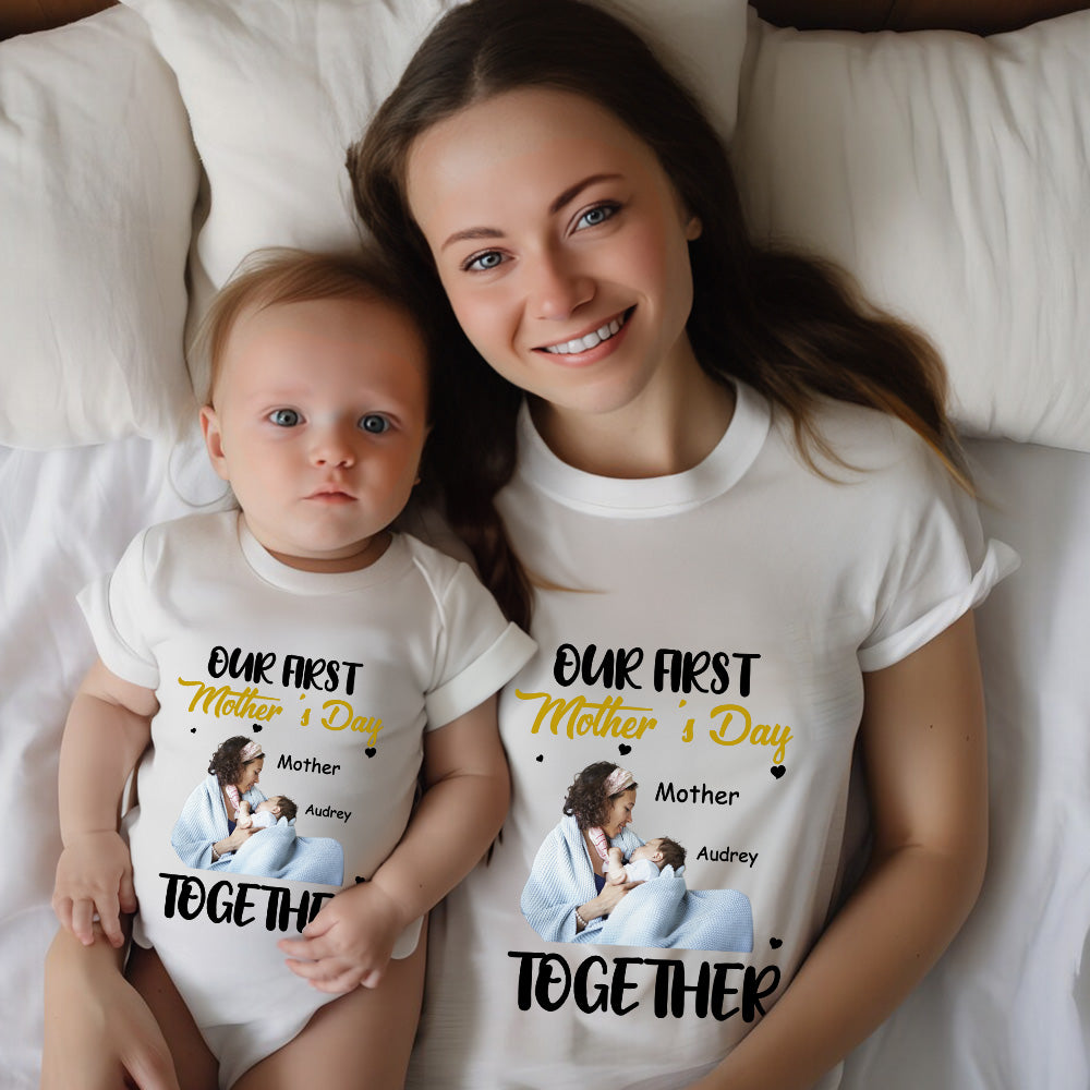Personalizado Nuestro Primer Día de la Madre Juntos 100% Algodón Body de Bebé Camiseta a Juego con Foto y Nombres Regalo del Día de la Madre para la Nueva Mamá Bebé