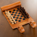 Tablero de ajedrez portátil personalizado de cuero PU con piezas de ajedrez de madera maciza y texto regalo de cumpleaños para amantes y jugadores