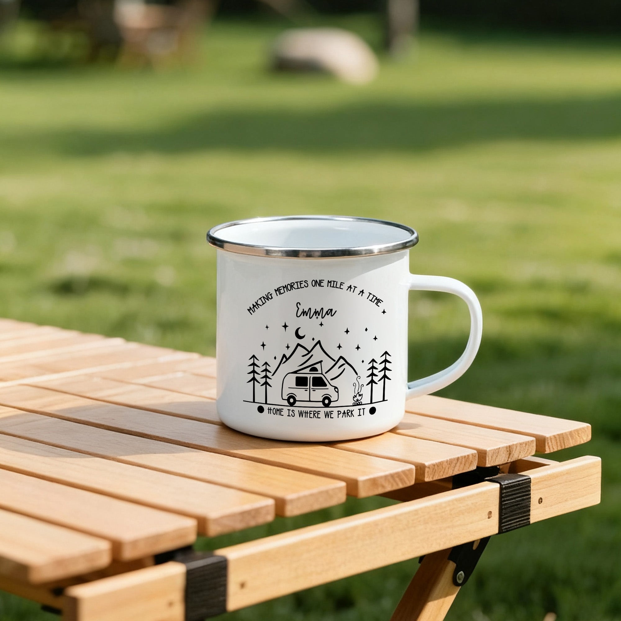 Taza esmaltada con nombre personalizada Home Is Where We Park It Campfire Mountain Forest Design 12 oz Anniversary Birthday Gift for Couple