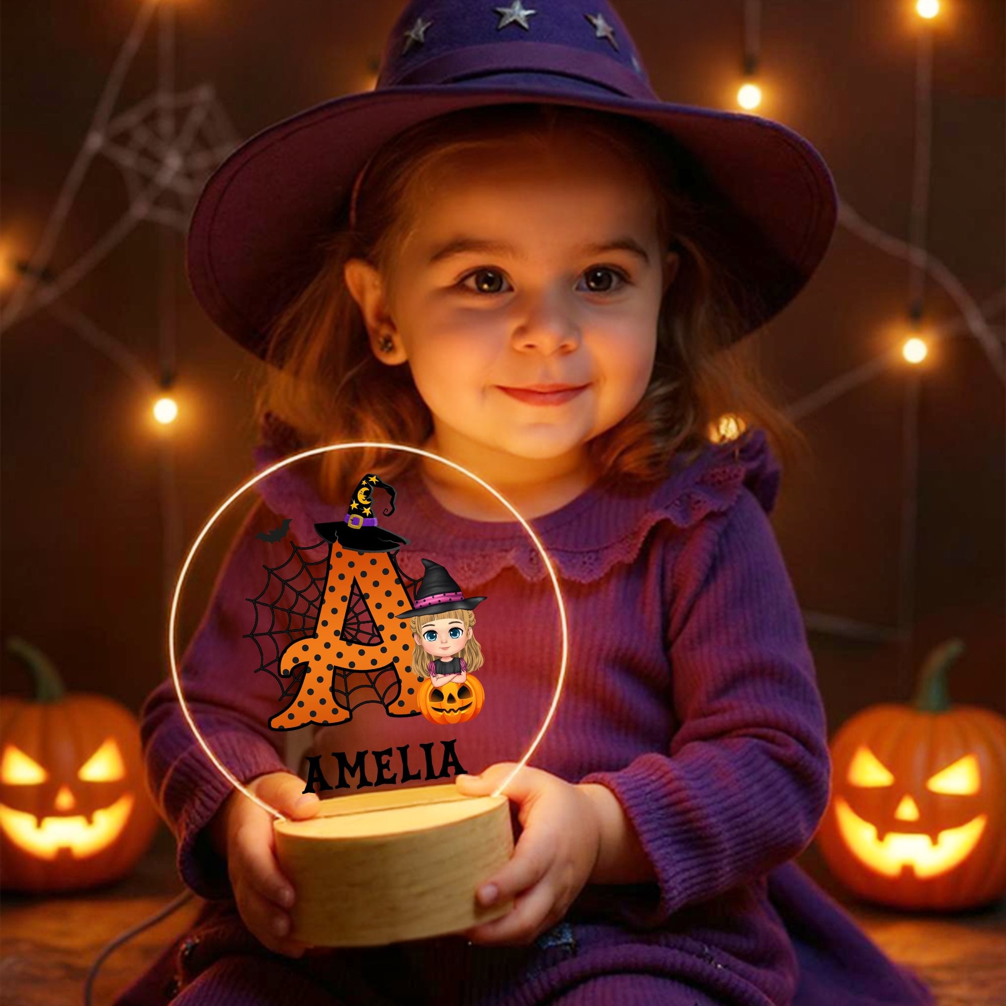 Luz nocturna LED personalizada con personaje y sombrero de bruja con nombre e inicial base de madera regalo de Halloween o cumpleaños para niños