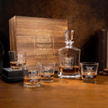 Personalizado Vintage Wreath jubilados Whisky Decanter Copas con grabado Año de jubilación Aniversario Cumpleaños Regalo para los hombres amantes del whisky