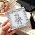 Plato de cerámica personalizado con foto de graduación dibujada a mano con nombre del año y nombre de la escuela Regalo de graduación de uso diario para graduados