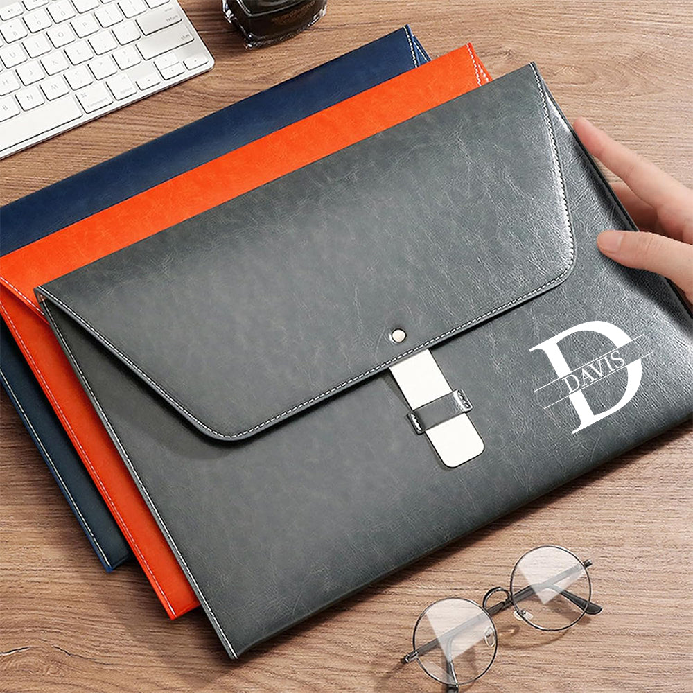 Personalizado Nombre Inicial Impermeable PU Carpeta de archivos de cuero con cierre de hebilla Oficina Accesorio Escolar Regalo de cumpleaños para los trabajadores Estudiantes