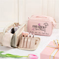 Personalizado mariposa nacimiento flor Dios dice que ella es feminista PU bolsa de maquillaje de cuero con el título y el nombre de viaje regalo de cumpleaños para las mujeres niñas