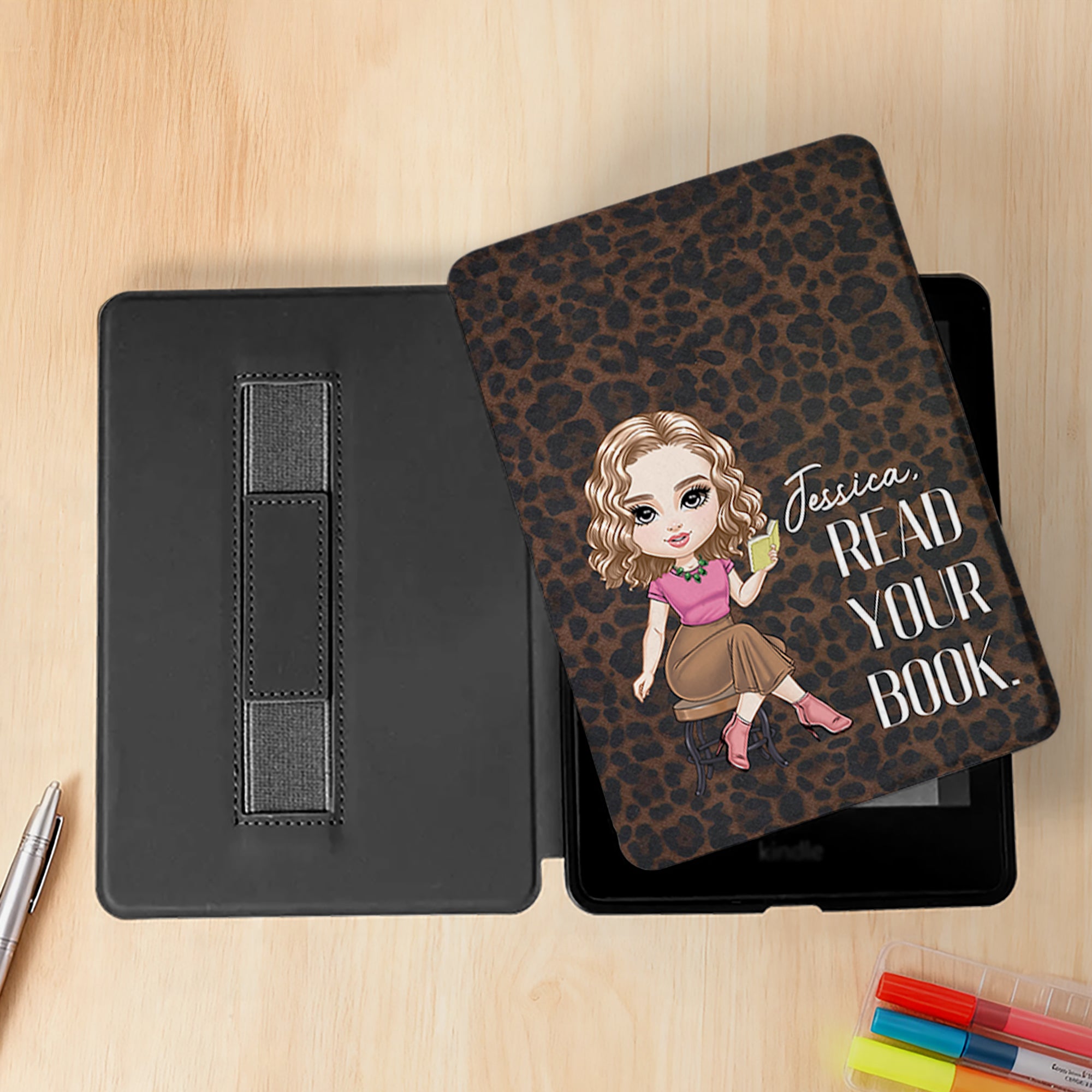 Funda Kindle Personalizada de Caricatura de Personaje de Lectura con Estampado de Leopardo y Nombre para Múltiples Modelos de Uso Diario Regalo de Cumpleaños para Amante de los Libros
